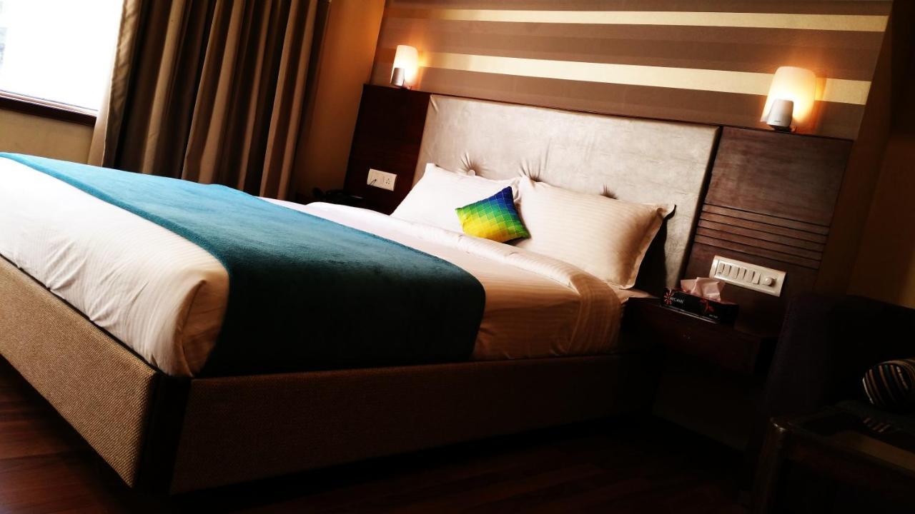 Hotel Qualia Suites At Delhi Airport Nova Deli Exterior foto